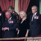 Los Condes de Wessex, los Duques de Cornualles, el Príncipe Andrés, Meghan Markle y Theresa May durante el Festival of Remembrance 201