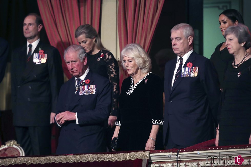 Los Condes de Wessex, los Duques de Cornualles, el Príncipe Andrés, Meghan Markle y Theresa May durante el Festival of Remembrance 201