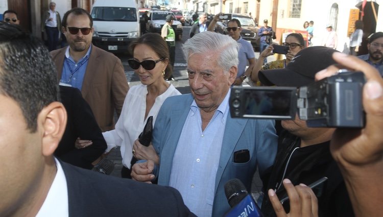 Isabel Preysler y Mario Vargas Llosa llegando a 'Hay Festival'