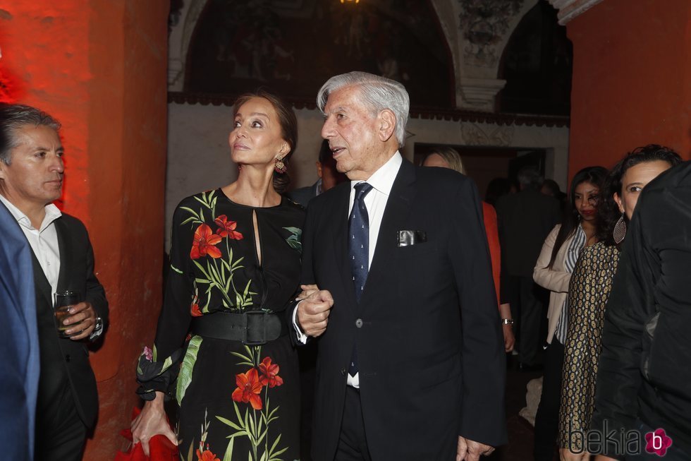 Isabel Preysler y Mario Vargas Llosa visitando Arequipa