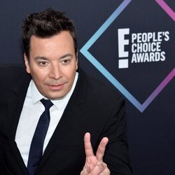 Jimmy Fallon en la alfombra roja de los People's Choice Awards 2018