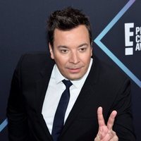 Jimmy Fallon en la alfombra roja de los People's Choice Awards 2018