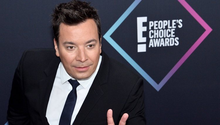 Jimmy Fallon en la alfombra roja de los People's Choice Awards 2018