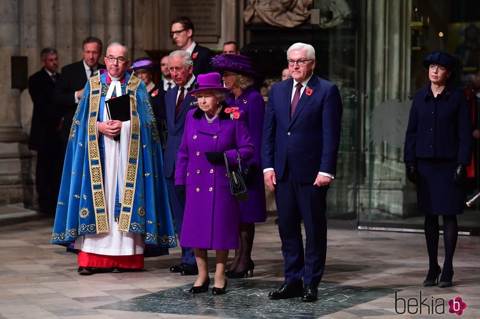 La Reina Isabel, el Príncipe Carlos y Camilla Parker en la misa por el centenario del final de la I Guerra Mundial