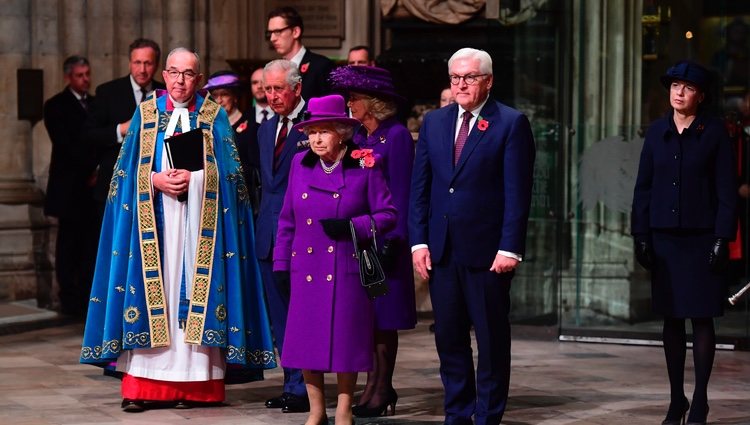 La Reina Isabel, el Príncipe Carlos y Camilla Parker en la misa por el centenario del final de la I Guerra Mundial