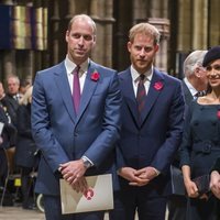 El Príncipe Guillermo y Kate Middleton y el Príncipe Harry y Meghan Markle en la misa por el centenario del final de la I Guerra Mundial