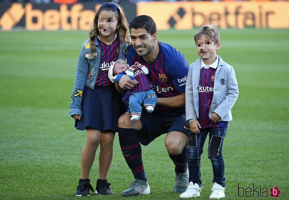 Luis Suárez posando con sus tres hijos por primera vez en el Camp Nou