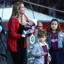 Sofia Balbi con sus tres hijos junto al banquillo del Barça en el Camp Nou