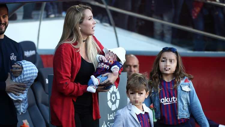 Sofia Balbi con sus tres hijos junto al banquillo del Barça en el Camp Nou