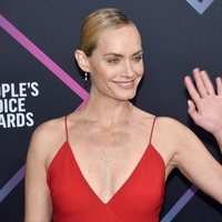 Amber Valetta en la alfombra roja de los People's Choice Awards 2018