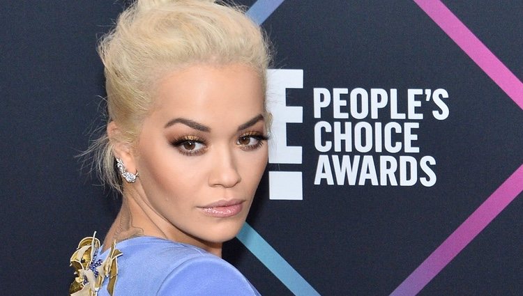 Rita Ora en la alfombra roja de los People's Choice Awards 2018