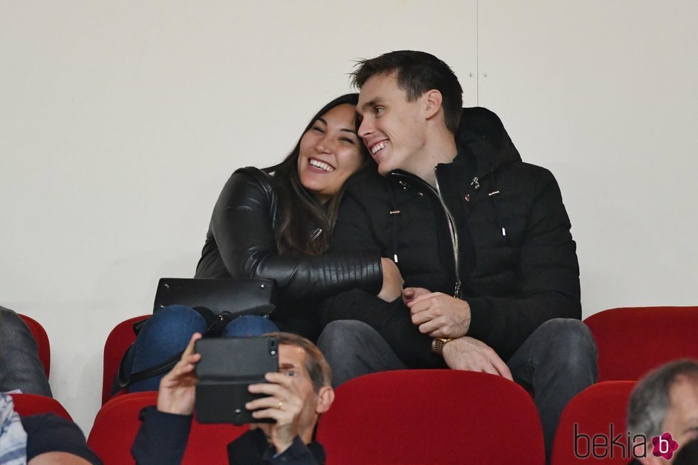 Louis Ducruet y Marie Chevallier muy enamorados en un partido de fútbol