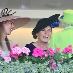 Sarah Ferguson riéndose junto a Isabel II y la Princesa Beatriz de York en Ascot