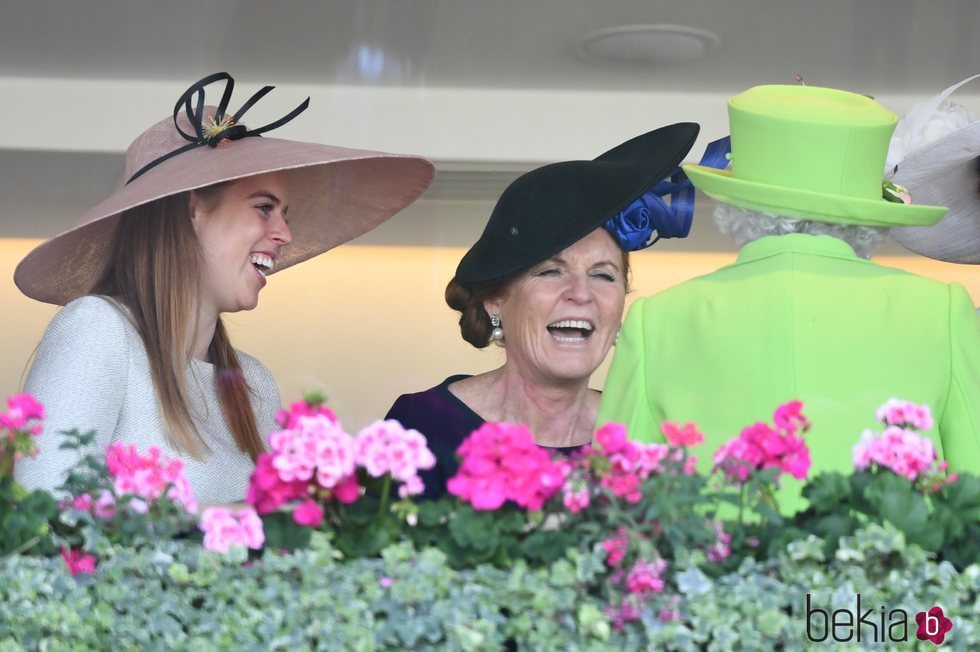 Sarah Ferguson riéndose junto a Isabel II y la Princesa Beatriz de York en Ascot