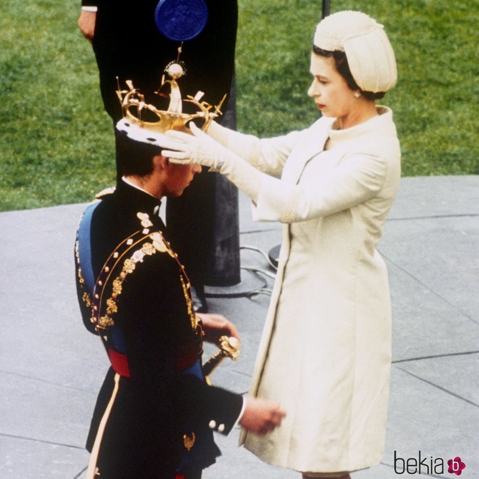 Carlos de Inglaterra siendo coronado como Príncipe de Gales en 1969