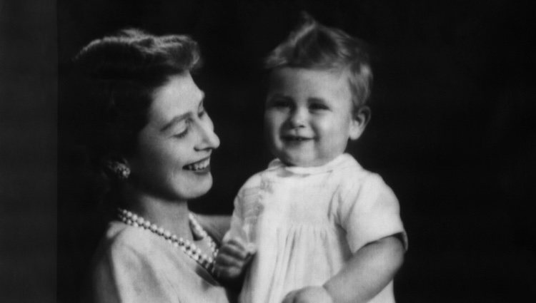 La Reina Isabel II junto al Príncipe Carlos con un año