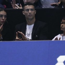 Georgina Rodríguez y Cristiano Ronaldo disfrutando de un partido de tenis con Cristiano Ronaldo Junior