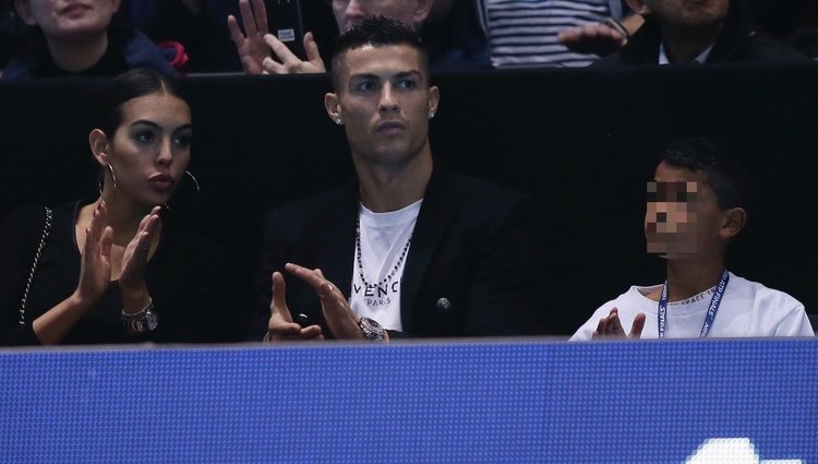 Georgina Rodríguez y Cristiano Ronaldo disfrutando de un partido de tenis con Cristiano Ronaldo Junior