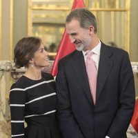 Los Reyes Felipe y Letizia se dedican una tierna mirada en su Viaje de Estado a Perú