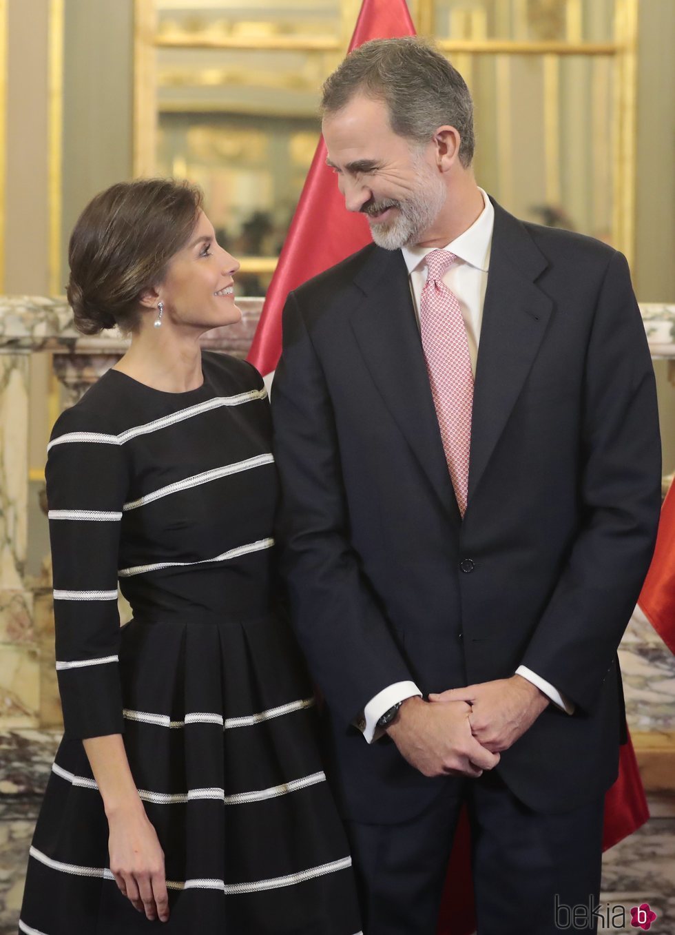 Los Reyes Felipe y Letizia se dedican una tierna mirada en su Viaje de Estado a Perú