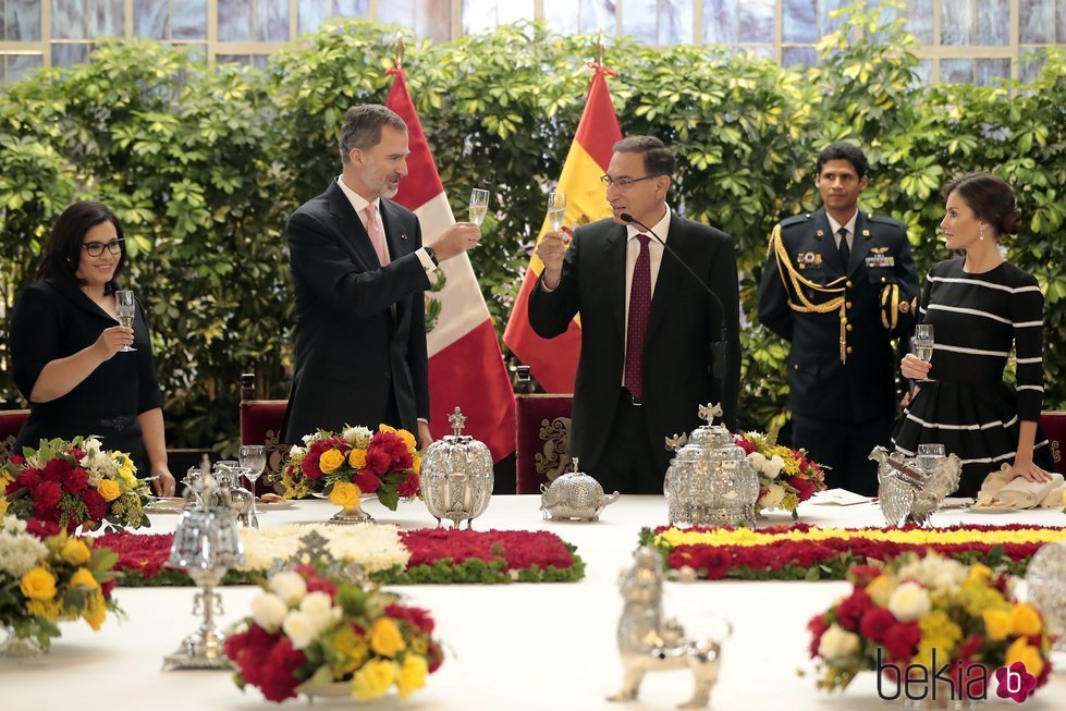 Los Reyes Felipe y Letizia almuerzan con el presidente de Perú, Martín Alberto Vizcarra, y su esposa