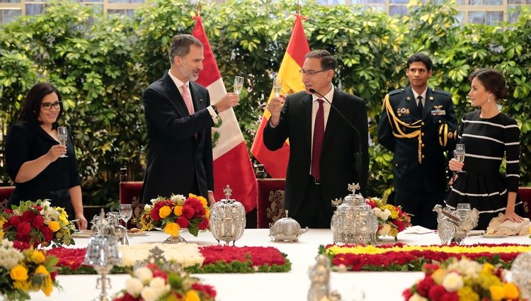 Los Reyes Felipe y Letizia almuerzan con el presidente de Perú, Martín Alberto Vizcarra, y su esposa