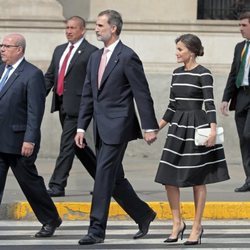 Los Reyes Felipe y Letizia, cogidos de la mano en Lima