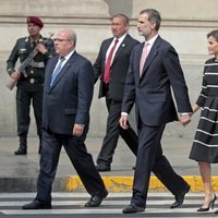 Los Reyes Felipe y Letizia, cogidos de la mano en Lima