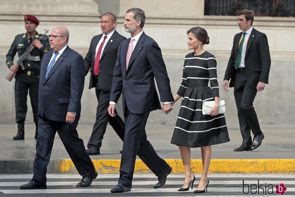 Los Reyes Felipe y Letizia, cogidos de la mano en Lima