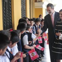 Los Reyes Felipe y Letizia saludan a los niños del colegio Reino de España de Lima