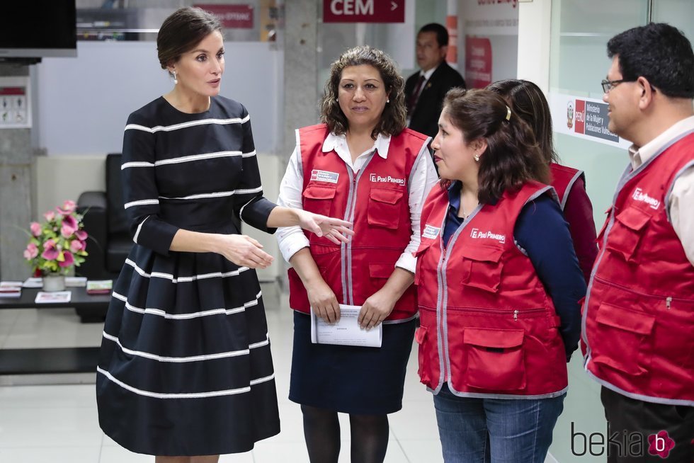 La Reina Letizia visita el Centro de Emergencia Mujer de Lima