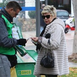 Terelu Campos comprando un décimo de lotería