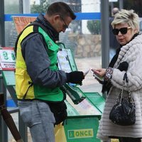 Terelu Campos comprando un décimo de lotería