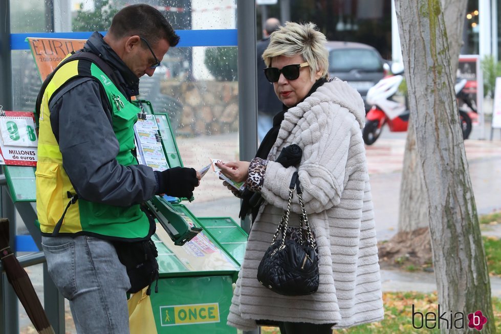 Terelu Campos comprando un décimo de lotería