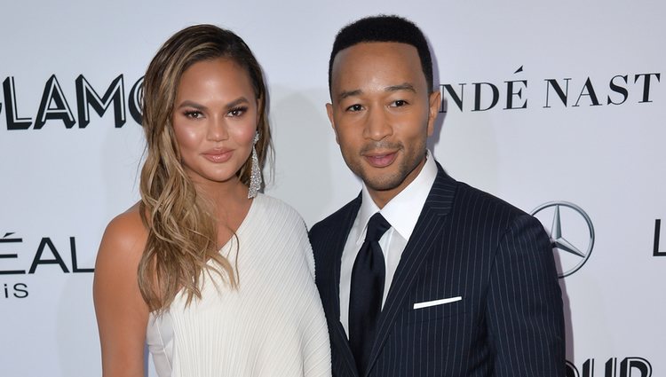 Chrissy Teigen y John Legend en los premios Mujer del Año 2018 de Glamour