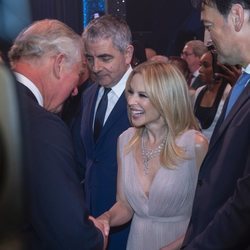 El Príncipe Carlos de Inglaterra saludando a Kylie Minogue