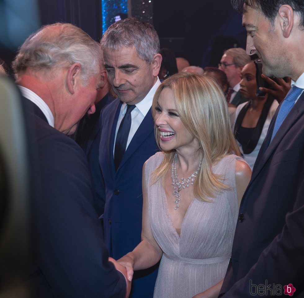 El Príncipe Carlos de Inglaterra saludando a Kylie Minogue