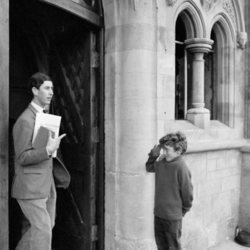 El Príncipe Carlos de Inglaterra saliendo de la universidad