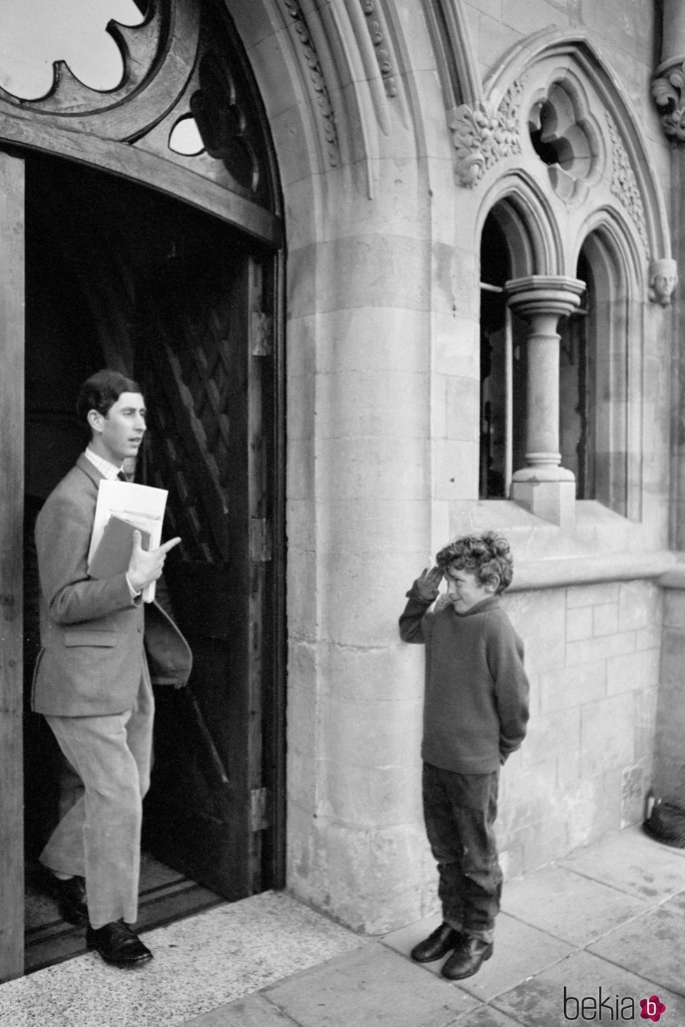 El Príncipe Carlos de Inglaterra saliendo de la universidad