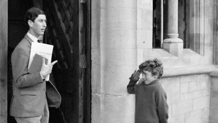 El Príncipe Carlos de Inglaterra saliendo de la universidad