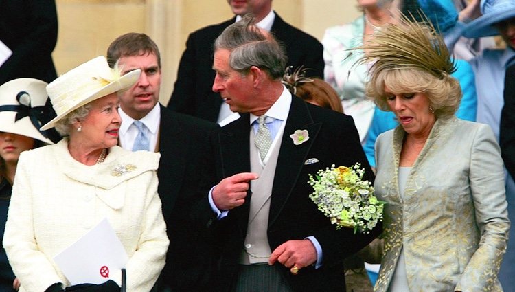 Isabel II junto a su hijo el Príncipe Carlos y Camilla Parker-Bowles el día de su boda