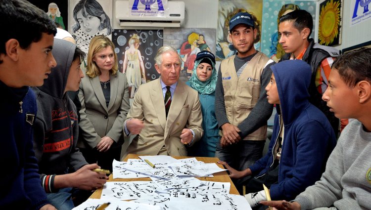 El Príncipe Carlos de Inglaterra visitando un campo de refugiados en Jordania