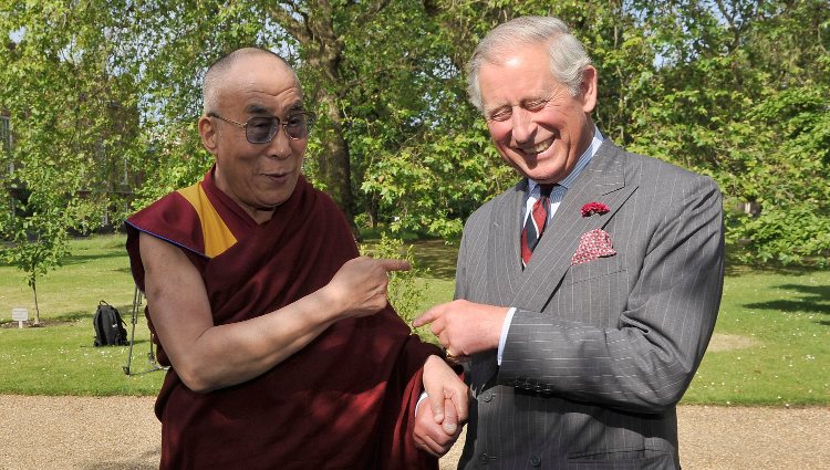 El Príncipe Carlos de Inglaterra junto al Dalai Lama