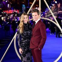 Eddie Redmayne y Hannah Bagshawe en el estreno de 'Animales Fantásticos: Los Crímenes de Grindelwald'