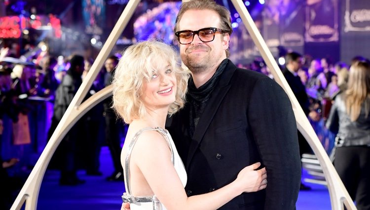 Alison Sudol y David Harbour en el estreno de 'Animales Fantásticos: Los Crímenes de Grindelwald'