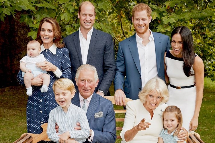 El Príncipe Carlos con Camilla Parker, los Duques de Cambridge y sus hijos y el Príncipe Harry y Meghan Markle