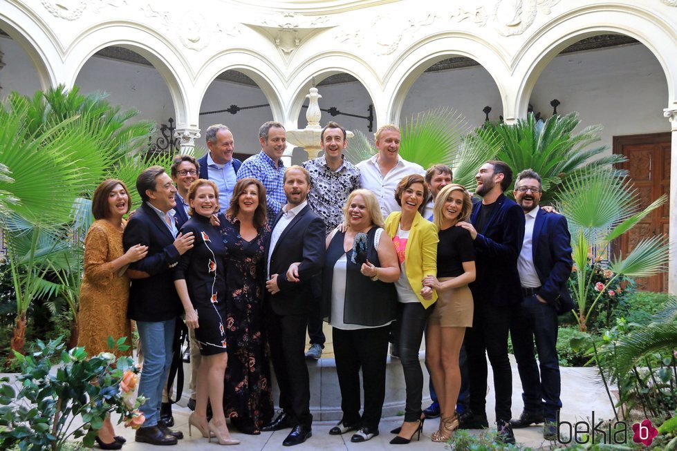 Los actores y actrices de 'Allí Abajo' durante la presentación de la tercera temporada