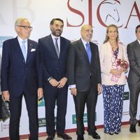 La Infanta Elena posa con las autoridades en la 28ª edición del SICAB en Sevilla