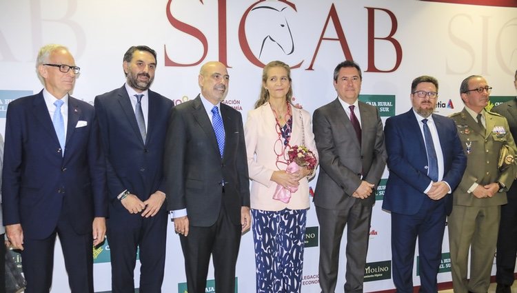 La Infanta Elena posa con las autoridades en la 28ª edición del SICAB en Sevilla