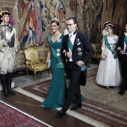 Los Príncipes Victoria, Daniel, Sofia y Carlos Felipe de Suecia durante la cena de gala en honor a Sergio Mattarella